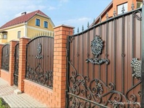 Кирпичный забор с ковкой  150 метров фото в Волоколамске