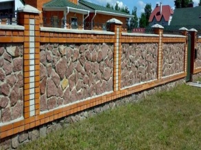 Кирпичный забор с камнем 12 метров фото в Волоколамске