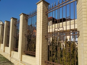 Кирпичный забор с ковкой  10 метров фото в Волоколамске