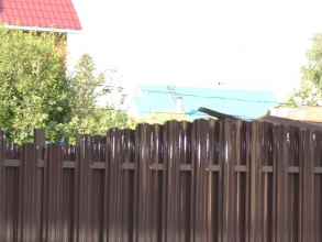 Забор из евроштакетника на ленточном фундаменте 10 метров фото в Волоколамске