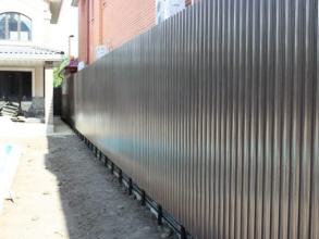 Забор из евроштакетника на ленточном фундаменте 57 метров фото в Волоколамске